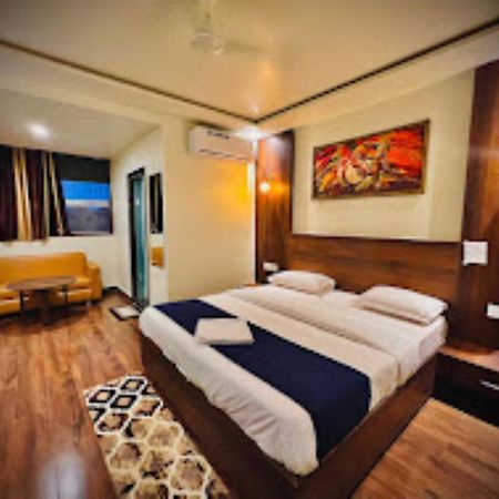 Hotel Parth Sitapur Muafi Екстериор снимка