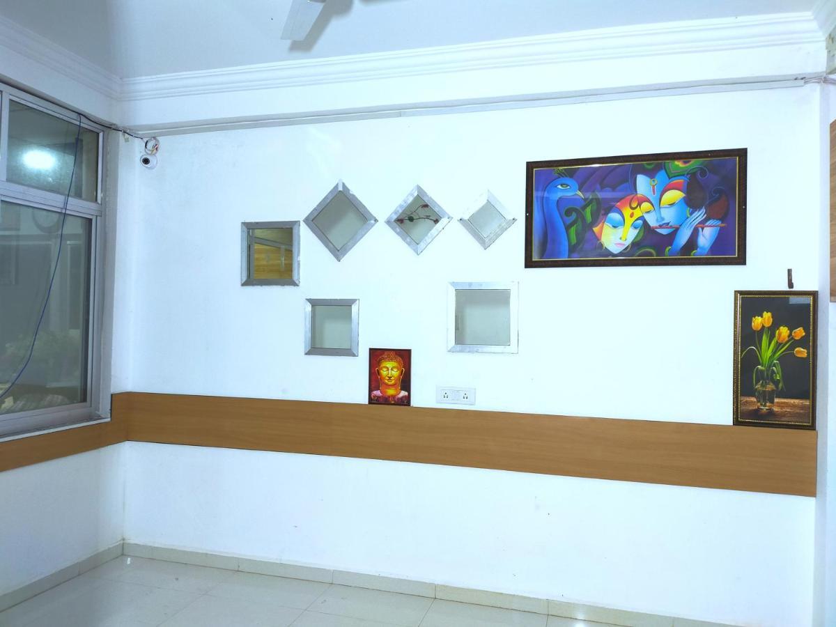 Hotel Parth Sitapur Muafi Екстериор снимка